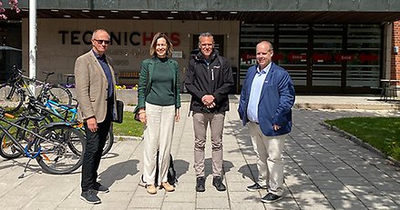 Gruppbild med fyra personer som står framför Technichus Science Center i Härnösand.