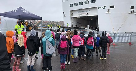 skolklass utanför färjan silja symphony vid porten till bildäck