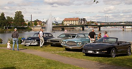 Bilar vid Nostalgidagarna i Härnösand.