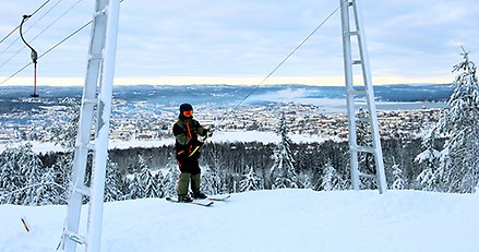 en slalomåkare som åker i en skidlift