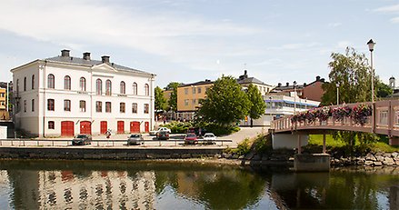 Härnösands konsthall speglar sig i Östra kanalen.