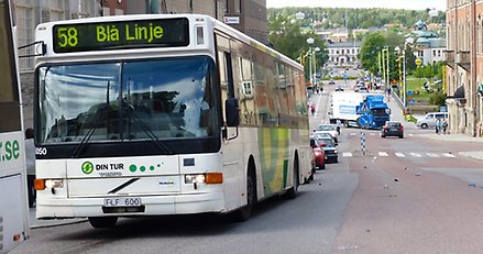 Buss med nummer 58 som står på en hållplats