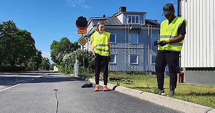 En kille och en tjej utomhus. 