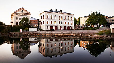 Bild på besökare i våra utställningsrum med konst och föremål ur Qvistska Samlingen.