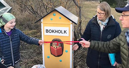 Eskil James och Nils-Yngve Nilsson är redo att dra i det röda snöret då holken invigs. På bild även Airi Palm Borden från Härnösands bibliotek.