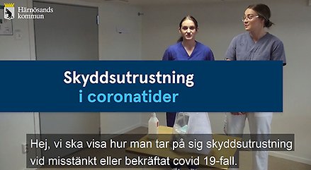 Stillbild från film med rubriken "Skyddsutrustning i coronatider". Två unga kvinnor syns och säger "Hej, vi ska visa hur man tar på sig skyddsutrustning vid misstänkt eller bekräftat covid 19-fall".