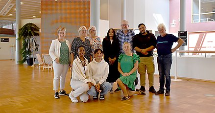 Gruppbild med demokratisommarjobbarna och sex politiker från kommunstyrelsen.