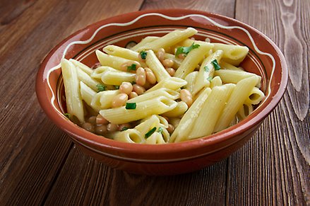 Djuptallrik. I den ligger penne pasta med vita bönor och kryddor.med