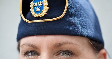 närbild på kvinnlig polis