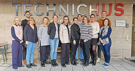 Representanter för Svenska Science Centers samlade framför entrén på Technichus i Härnösand.