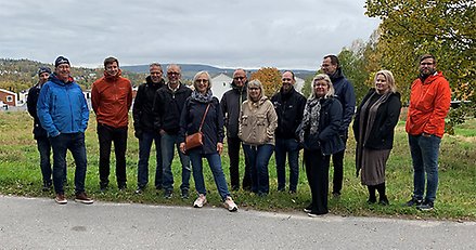 Gruppbild utomhus på koncernledningsgruppen tillsammans med olle och Mia Vester (i mitten)