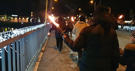 Fackeltåg över Nybron. 