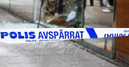 blått och vitt plastband med texten Polis avspärrat