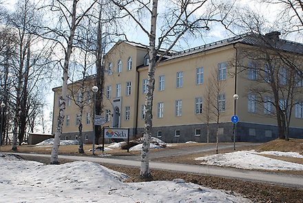 Exteriör bild på Sida Partnership forum i Härnösand. Fläckvis snö på marken.