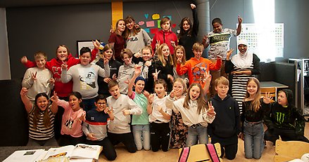 Gruppfoto på en skolklass i ett klassrum