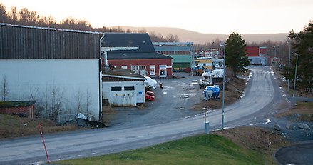 Verkstadsbyggnad med båtar utanför