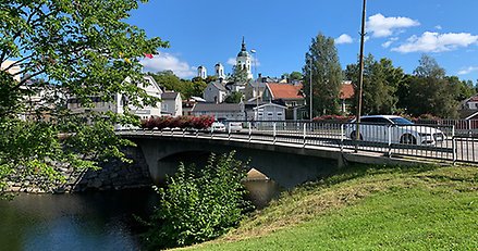 bro med stadssilhuett med kyrka i bakgrunden