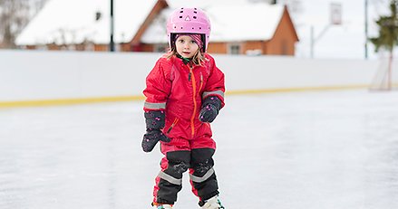 Liten tjej som åker skridskor 