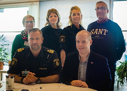 Gruppbild med sex personer. Två i polisuniform och fyra i civila kläder.