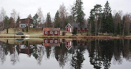 hus vid spegelblank sjö