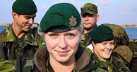 Två manliga och två kvinnliga militärer.