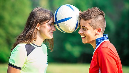 Två tjejer spelar fotboll