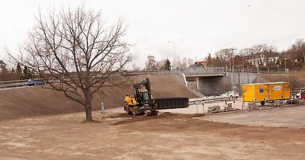 bro över järnväg med ett arbetsfordon i förgrunden