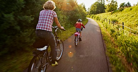 två cyklister på en cykelbana