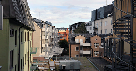 husfasader i olika färger, tak och balkonger