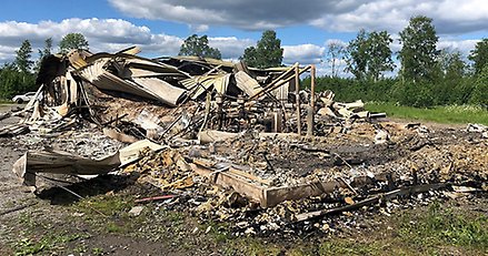 Resterna av en nedbrunnen byggnad