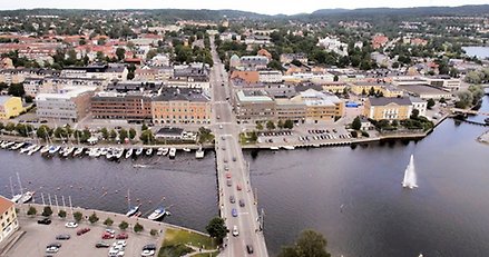 flygbild över en stadsmiljö. I förgrunden går en bro över ett sund och gatan fortsätter uppför en backe i stan.