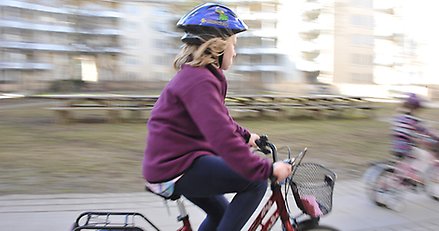 Två barn som cyklar. 