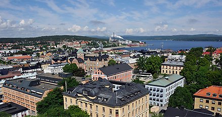 Flygbild över Härnösands centrum, hus i förgrunden och havet bakom.