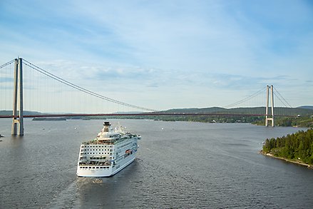 Stort kryssningsfartyg med fören mot Högakustenbron.