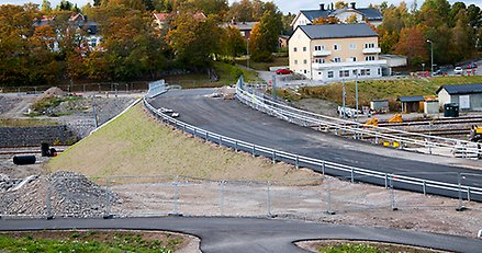 vybild över en nästan färdig viadukt över järnvägen