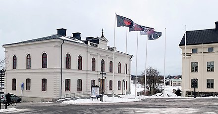 Fyra flaggor är hissade på torget. Det är  en del i en pågående utställning på Konsthallen.