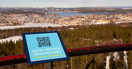 Skylt med qr-kod i Vårdkastornet.