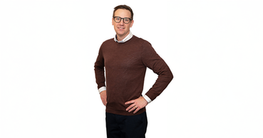Porträttbild på en stående Jonathan Grip