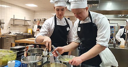 Två elever lagar mat