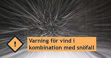 Svartvit bild med snö som yr. En varningsskylt samt texten "Varning för vind i kombination med snöfall".