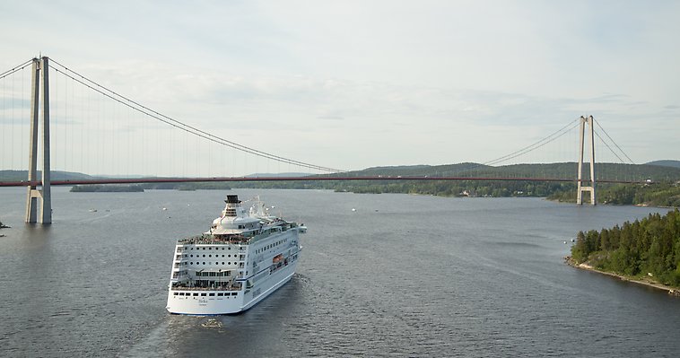 Kryssningsfartyget Birka Cruises vid Högakustenbron