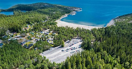 flygbild över en havsvik med sandstrand