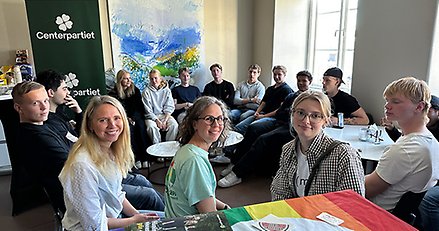 många personer sitter i en rund ring