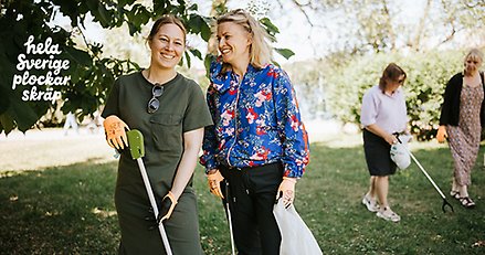 Två glada skräpplockare.