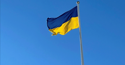 blå himmel och den ukrainska flaggan i gult och blått