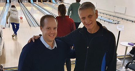 Två män i en bowlinghall. 