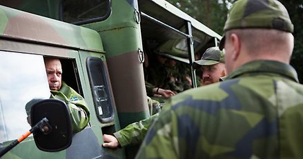 militärer i grön klädsen samtalar