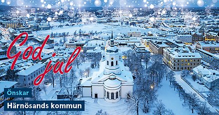 flygbild över en vintirig stad med en kyrka i förgrunden. På bilden står det "God jul önksar Härnösands kommun",