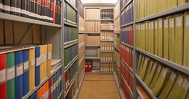 arkivhyllor med många pärmar