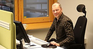 Lars Kågström vid sin dator.